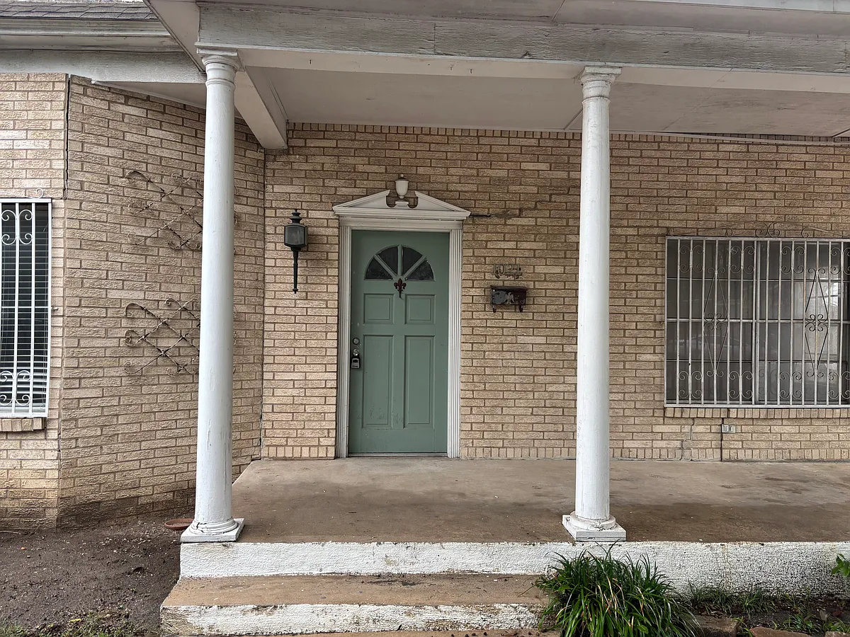Building Photo - 1021 S Alamo St