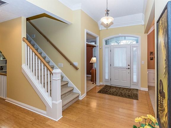 Large Entrance with High Ceilings!