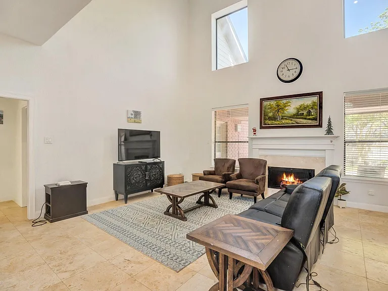 301 Winding Oak Ln S — Photo 5