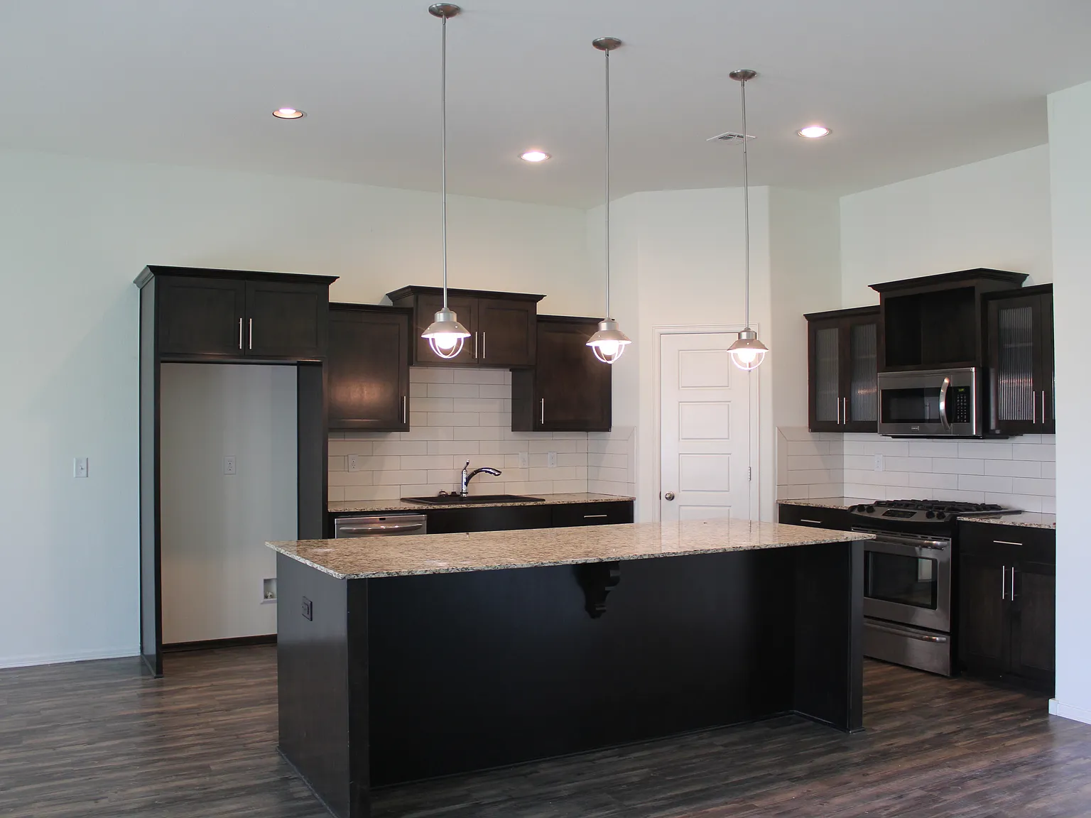 11909 E 105th Pl N- Modern 3BR with Study! Burberry Place, Owasso — Photo 4