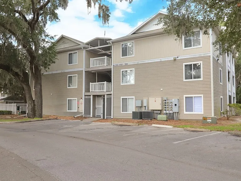 4000 SW 23rd St #3-302 — Photo 1
