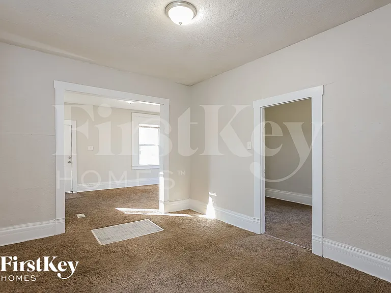 2447 Norton Ave — Photo 5