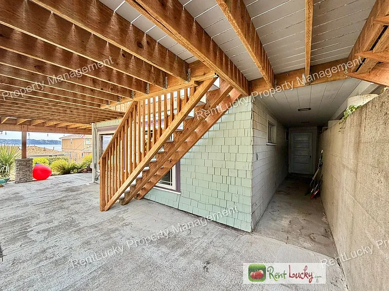 1612 Markham Ave NE — Photo 36
