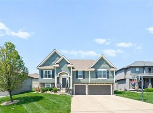 920 Doe Dr, Raymore, MO 64083