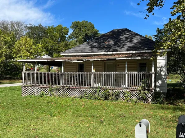 202 E Rose Avenue, Crane, MO 65633