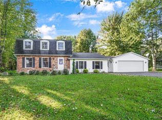 6876 Creekview Dr, Lockport, NY 14094