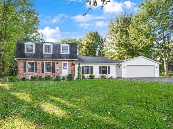 6876 Creekview Dr, Lockport, NY 14094