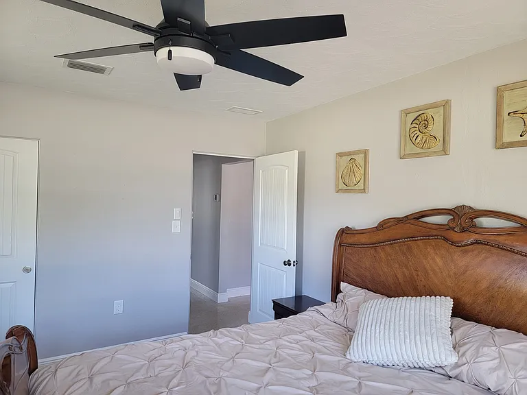 219 Crescent Ct E — Photo 5