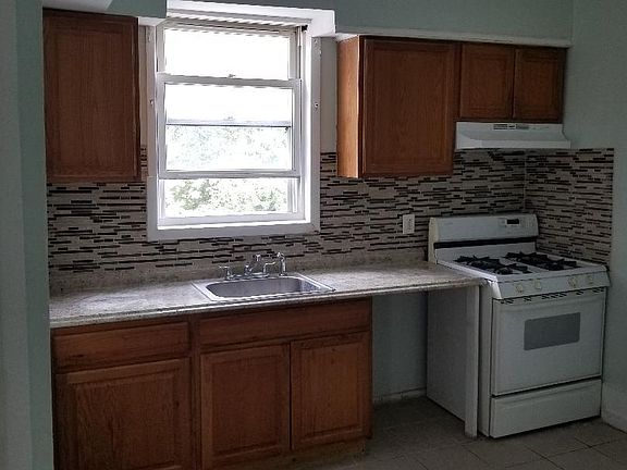 2nd image of 385 Hawthorne St Floor 1