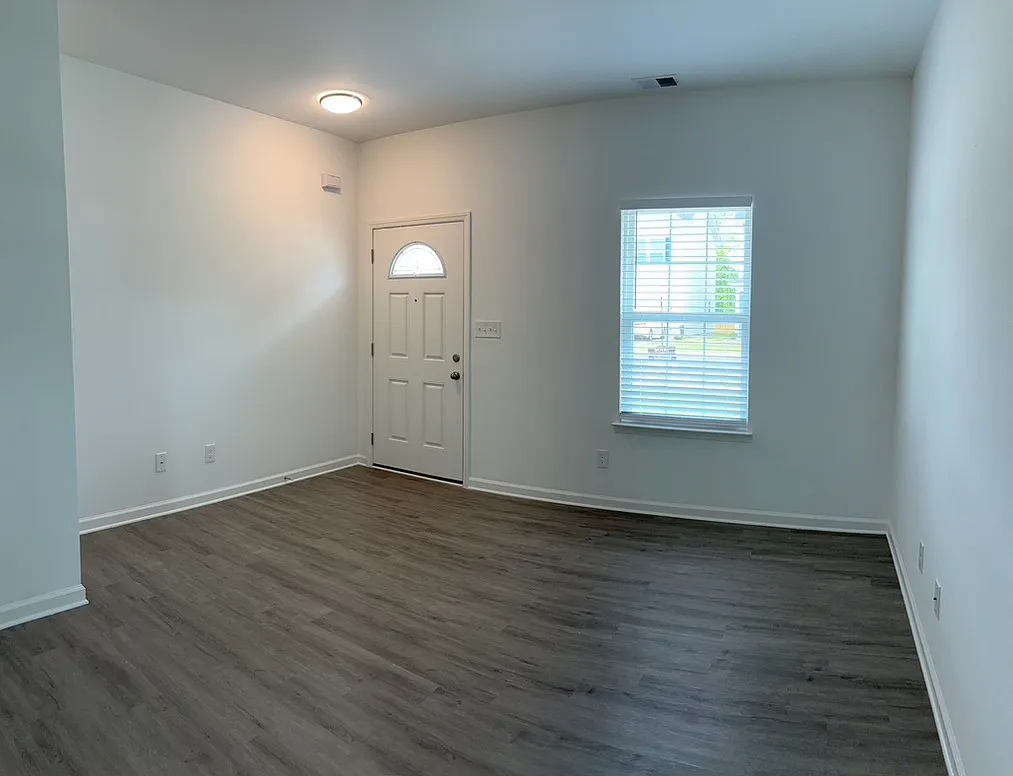 3 bed, 2.5 bath, 1200 sqft, $1,995 — Photo 2