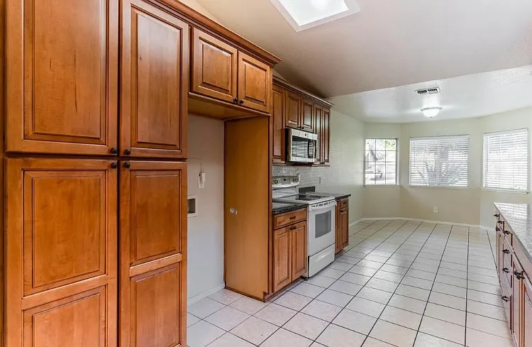 1304 Tyler Ct — Photo 12
