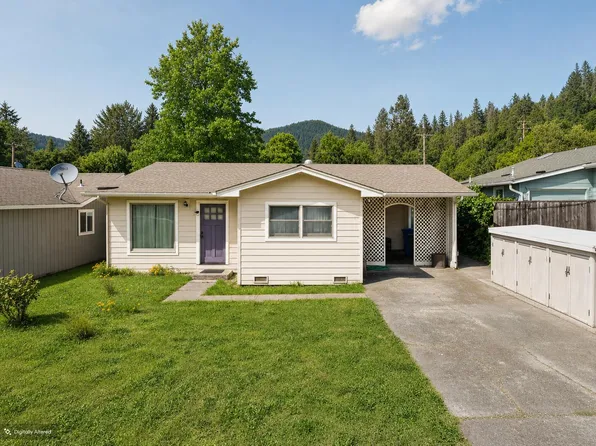33 Empire Ave, Redway, CA 95560