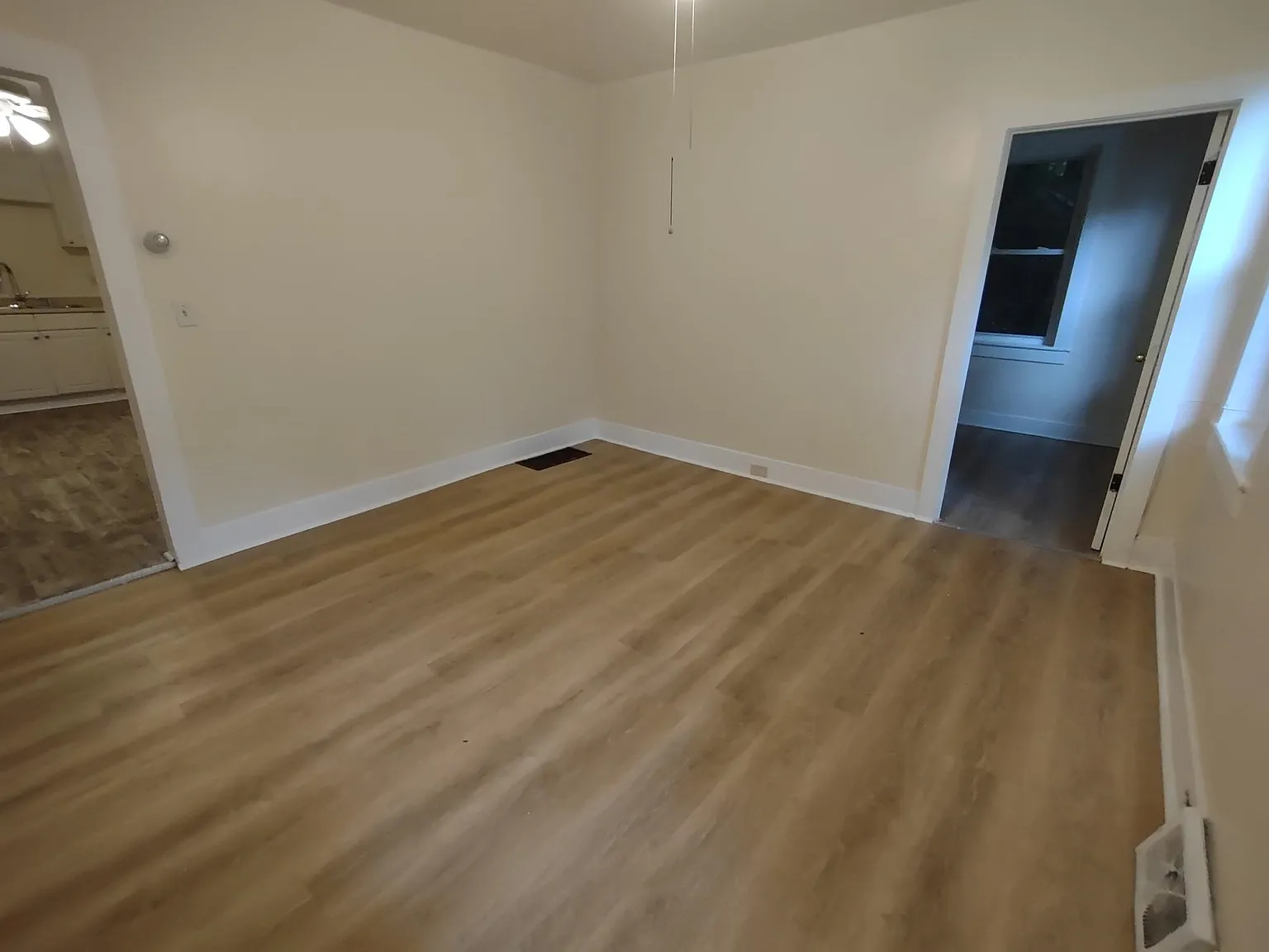 2 bed, 1.0 bath, 3060 sqft, $1,550 — Photo 3