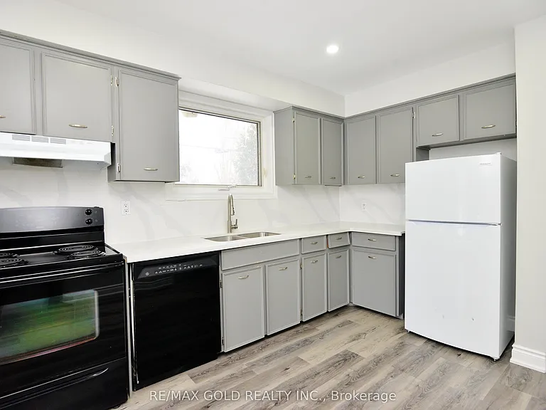 70 Greystone Cres — Photo 9
