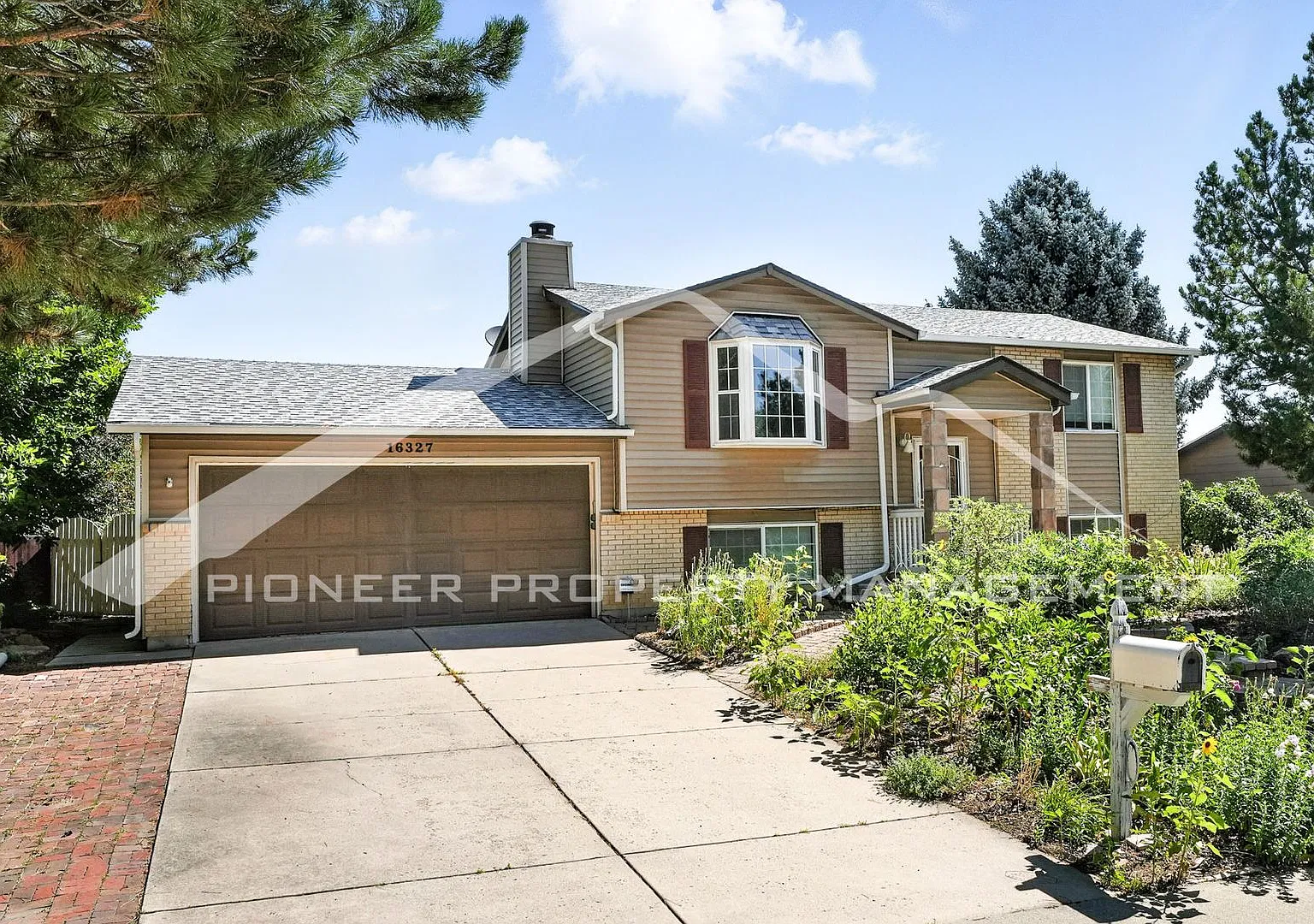 Spacious Home with Washer/Dryer and Central AC — Photo 1