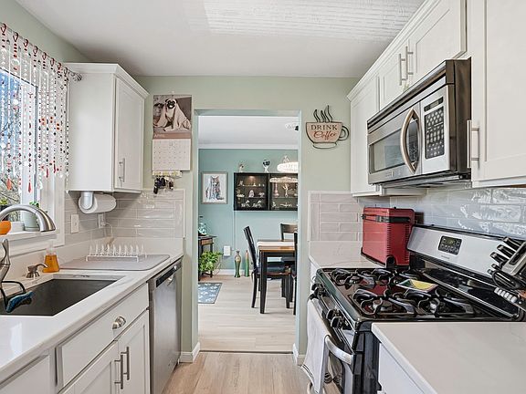 3rd image of 152 S Main St #152
