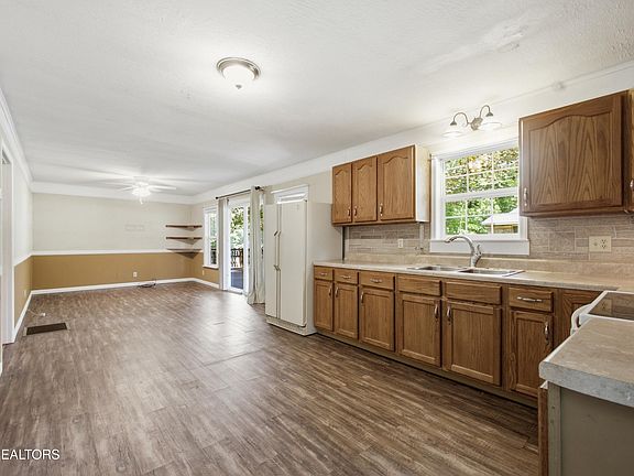 4th image of 578 Retreat Dr