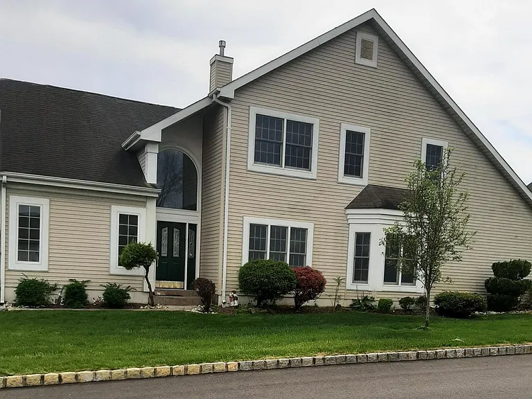 52 Westminster Dr — Photo 2