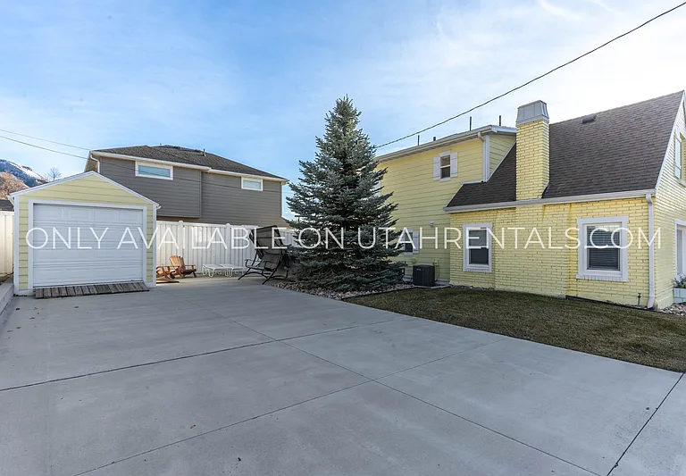 976 Briar Ave — Photo 4