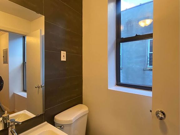 5th image of 1928 Pacific St APT 3R