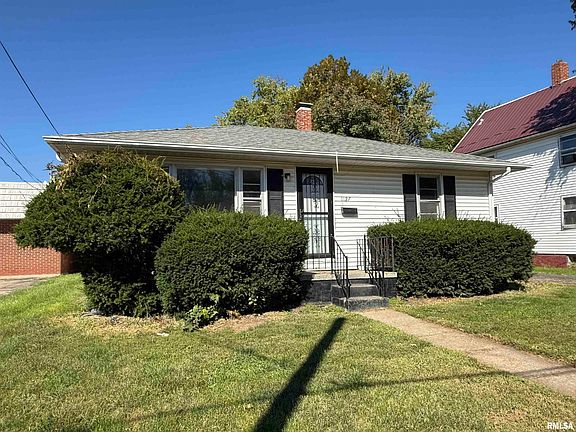 2nd image of 1127 E Chestnut St