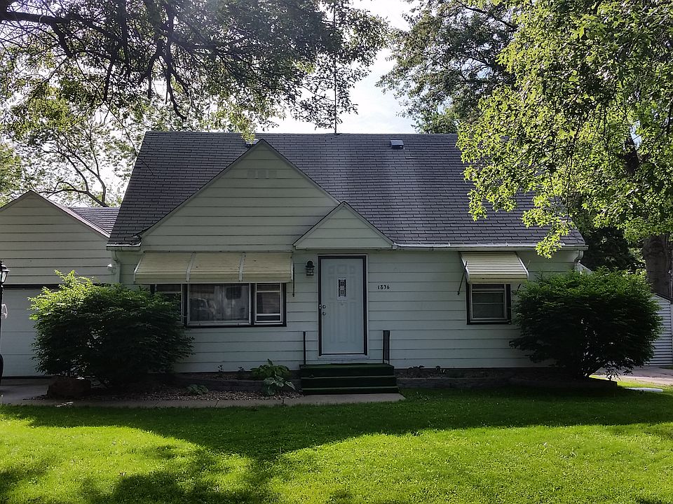 Cape Cod w/long garage