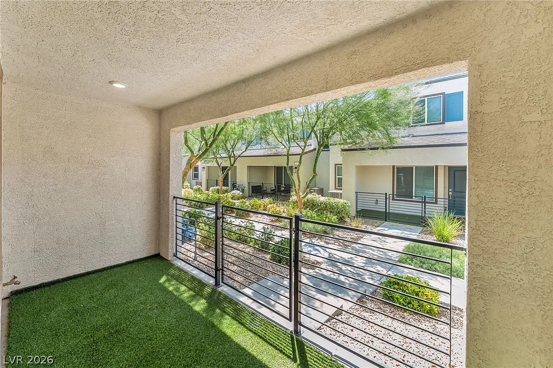 3 bed, 2.5 bath, 1329 sqft, $1,885 — Photo 2