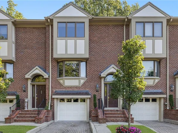203 Dean Ridge Ct, Cranston, RI 02920