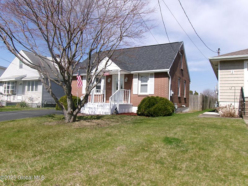 2nd image of 935 Marion Avenue