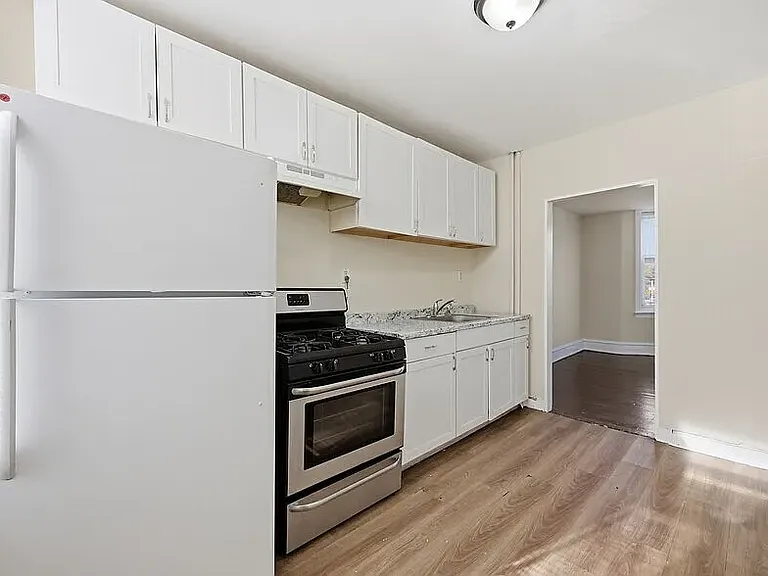 230 Cooper St — Photo 2