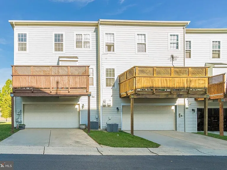 end unit garage and deck