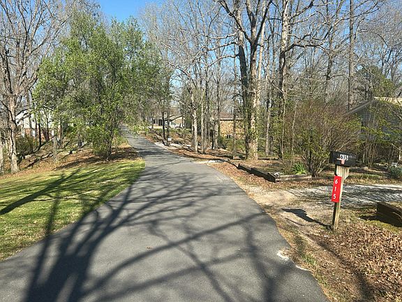 5th image of 615 N Ridgeview Dr