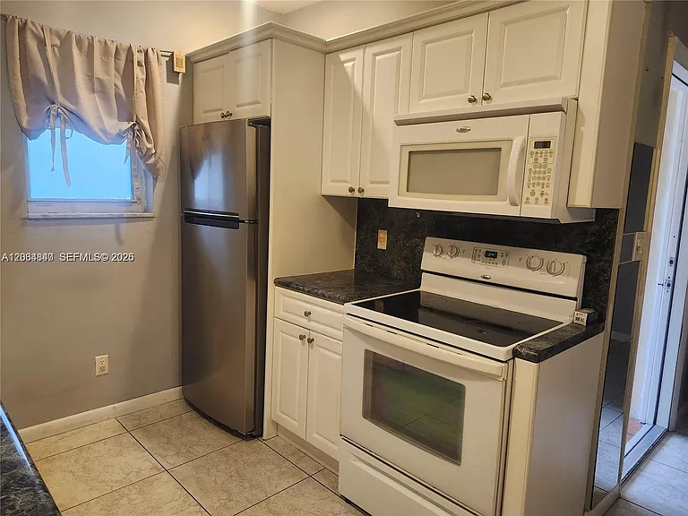 421 NE 1st St #112 — Photo 3