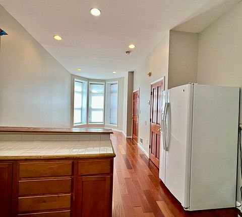 4th image of 702 Lennox St #1