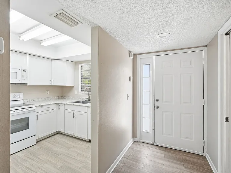 1910 W Sligh Ave #E102 — Photo 4
