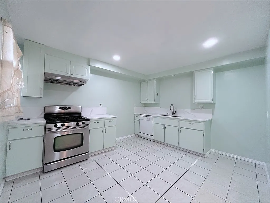 3 bed, 1250 sqft, $3,000 — Photo 3