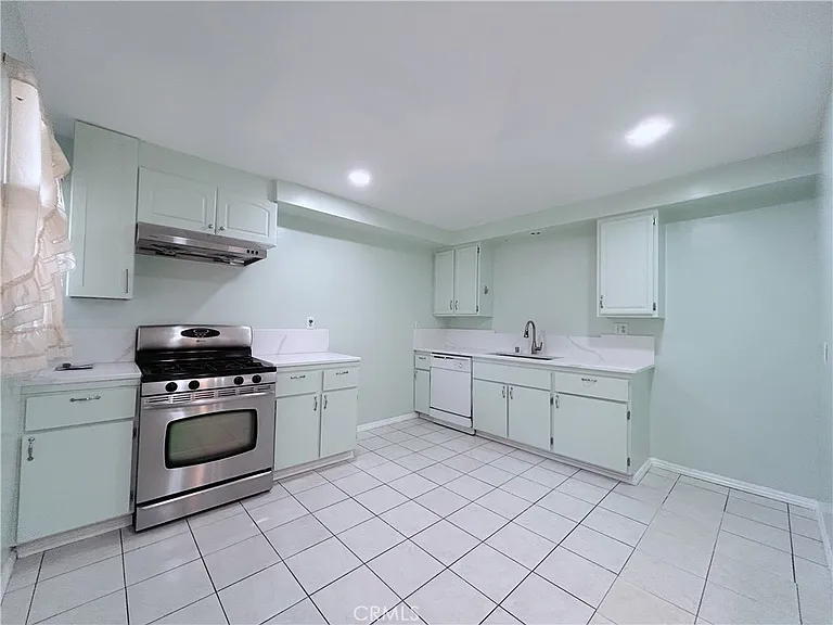 911 E La Verne Ave #1 — Photo 3