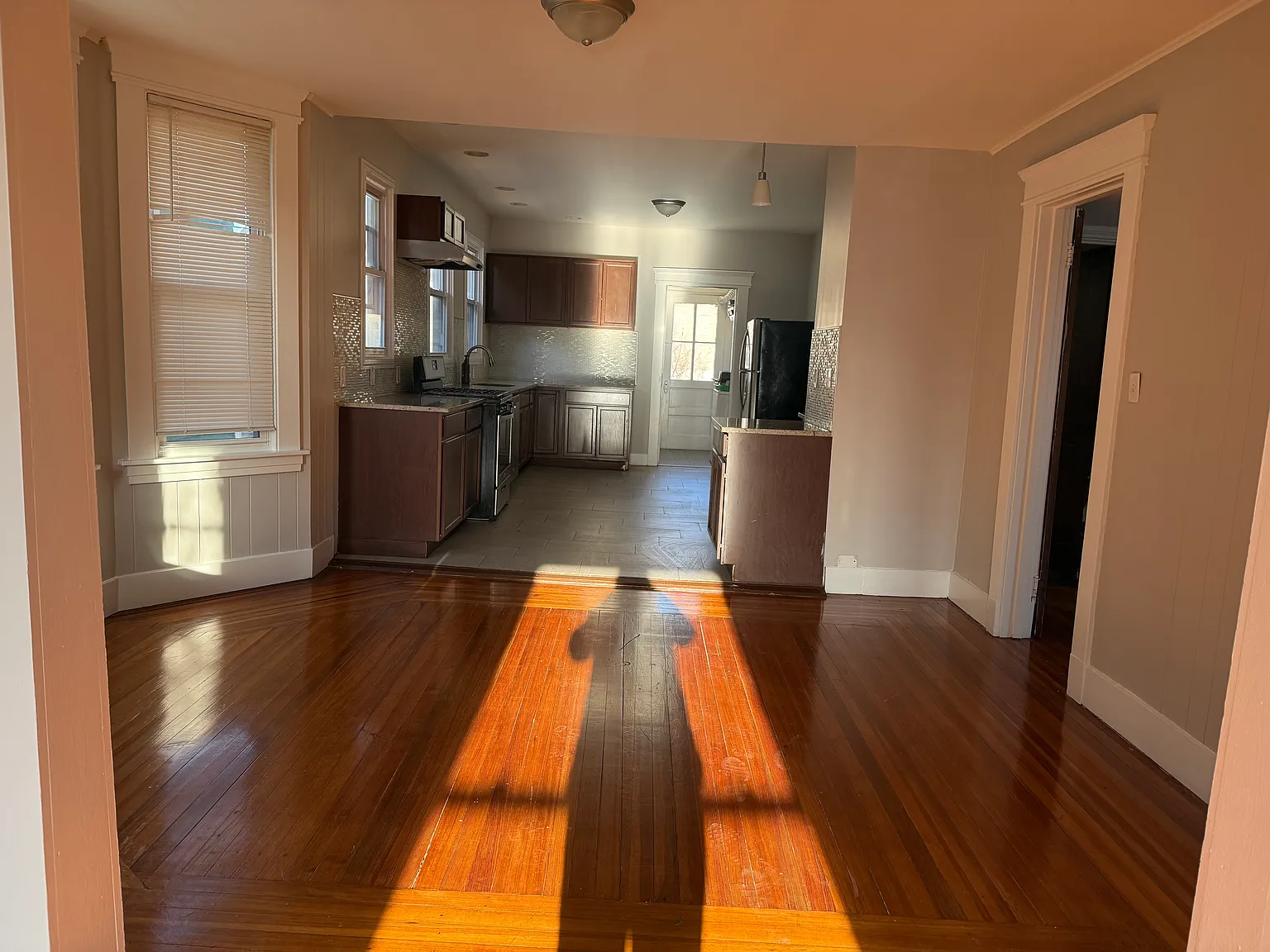 6 bed, $3,300 — Photo 2