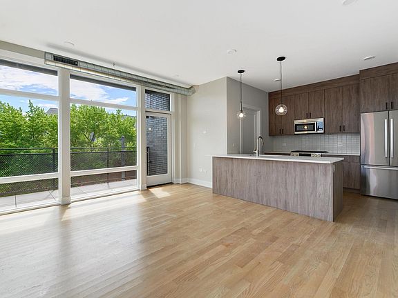 4th image of 3208 N Southport Ave #403
