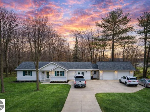 1312 Vinewood St, Clare, MI 48617