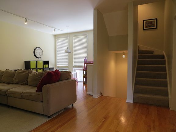 5th image of 2707 N Lincoln Ave APT E