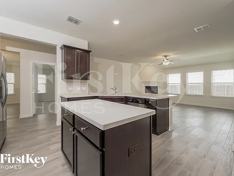 815 Silverbell St — Photo 6