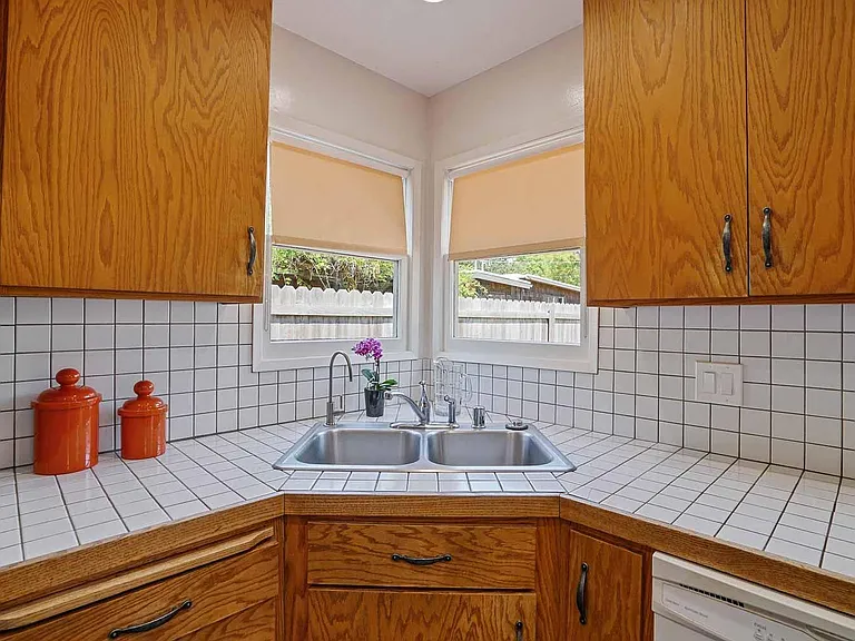 832 Eureka Ave — Photo 10