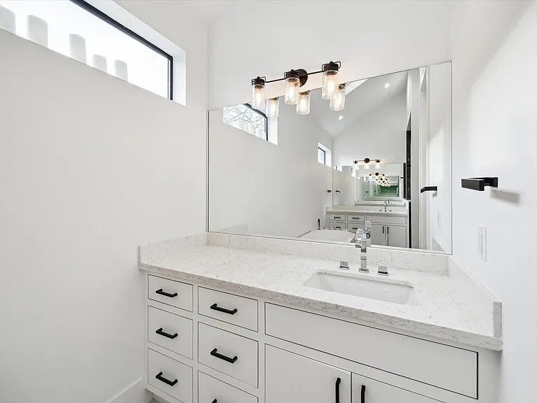 823 Aurora St — Photo 13