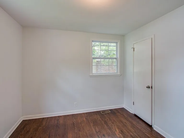 558 Roosevelt Ave — Photo 15