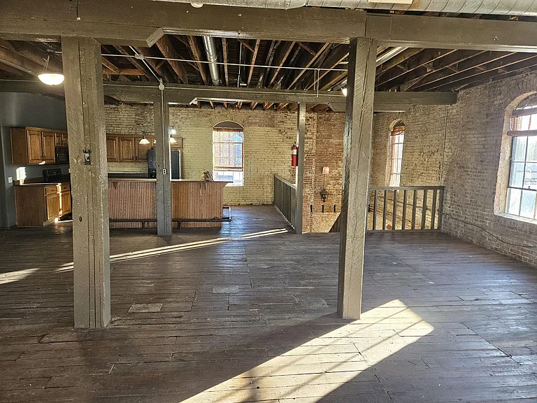 1303 W College St — Photo 17