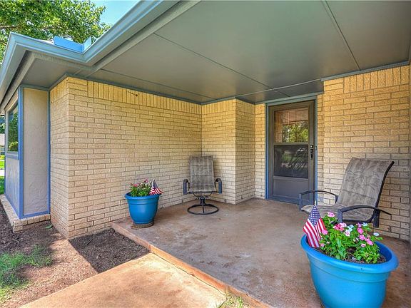 2nd image of 2702 Forest Oaks Cir