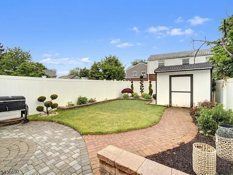 605 Crescent Dr — Photo 24