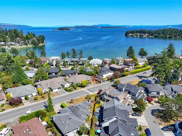 10372 Resthaven Dr, Sidney, BC V8L 3H3