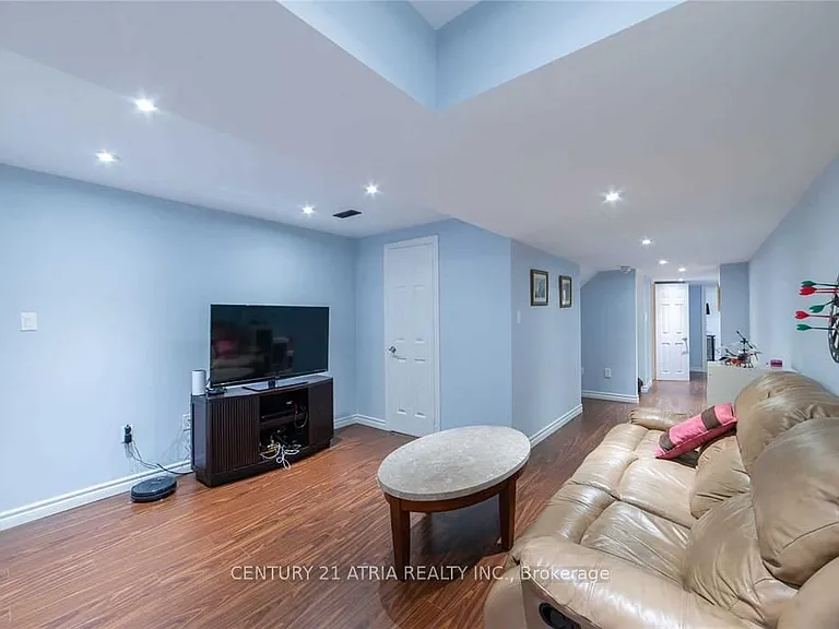 58 Mondial Cres — Photo 19